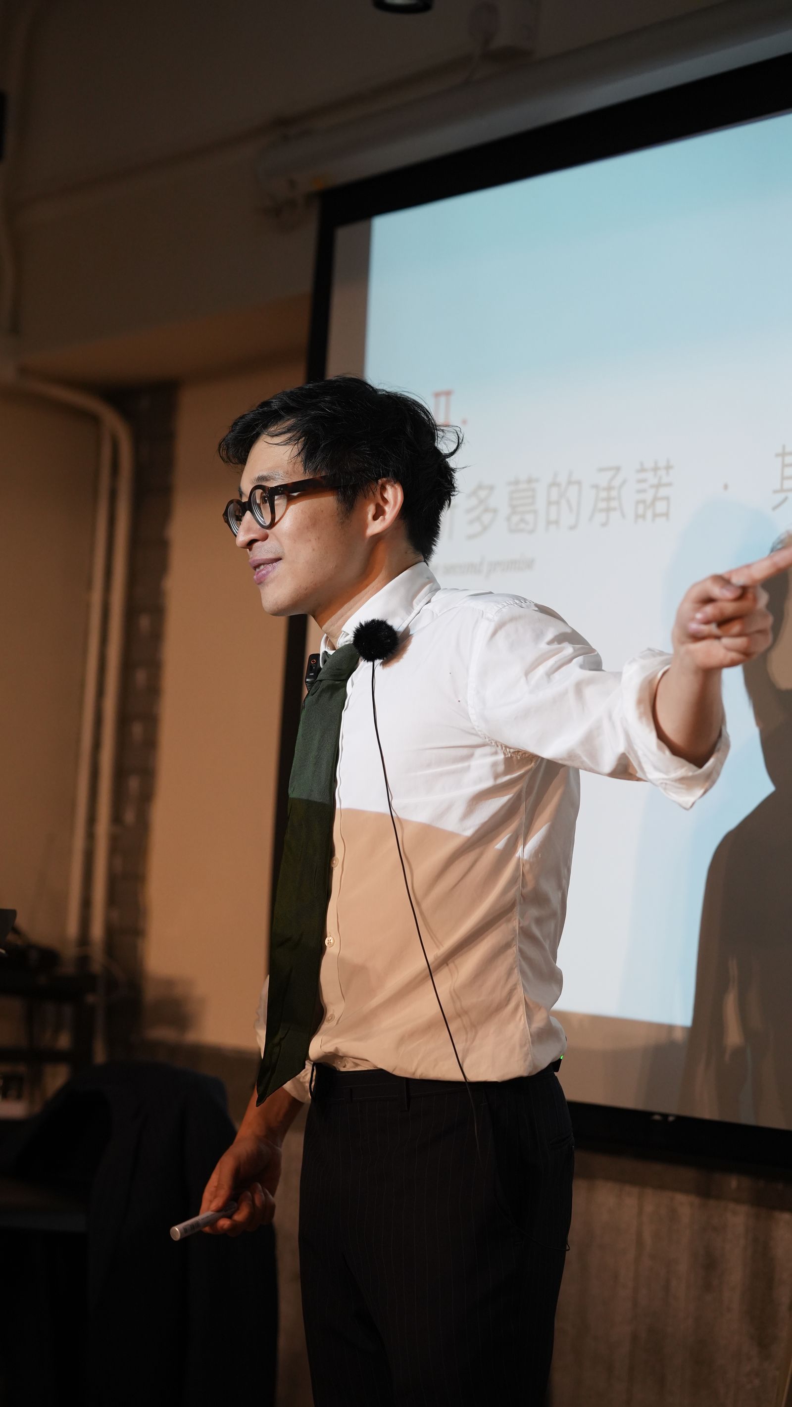 林作站在講台旁